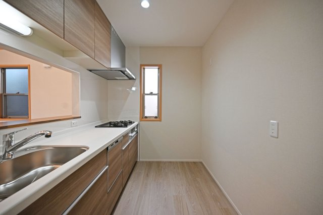 尼崎市稲葉荘4丁目中古戸建│3SLDK+駐車1台可のキッチン|キッチンの後ろには冷蔵庫や食器棚を置けるスペースを確保。調理中も動きやすいゆとりがあり、食材の準備から片付けまでスムーズに進められます。