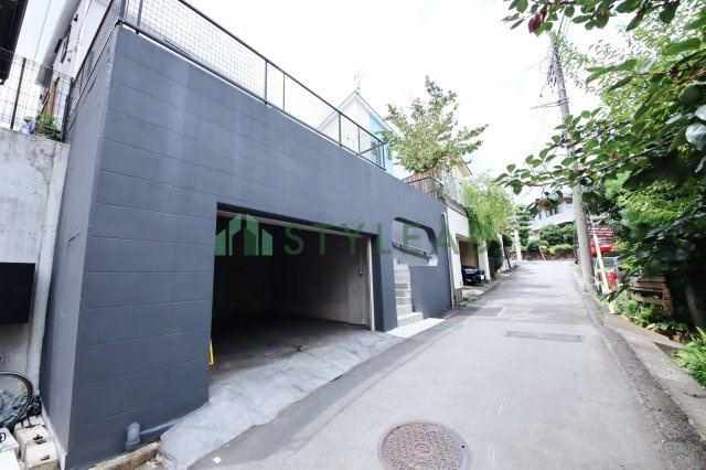 【前面道路含む現地写真】