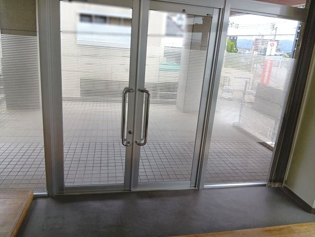 ウインビル(店舗・事務所)の玄関