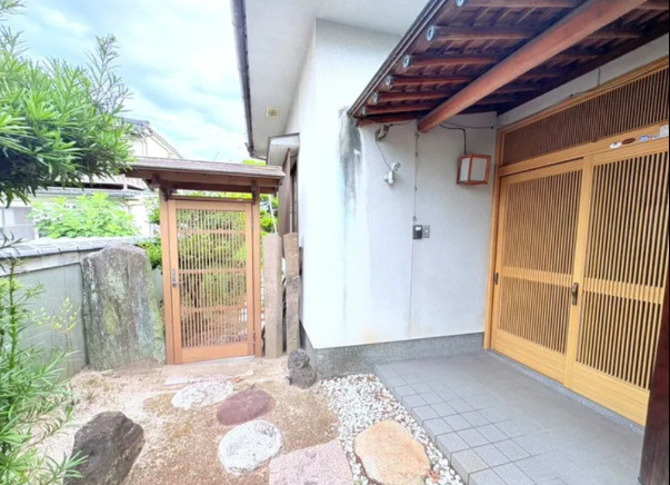 ☆選べる家具プレゼント☆西石井2丁目　５DK　中古戸建の玄関|落ち着いた和の風情が漂う広々とした玄関。南からの光がやさしく家族やゲストを迎え入れ、お出かけの際も気持ちよく晴れやかな気分でスタートできそう。