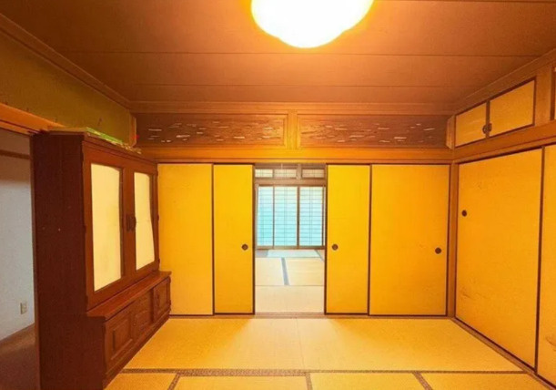 ☆選べる家具プレゼント☆西石井2丁目　５DK　中古戸建の和室|DKスペースのイメージ：南からの温かな光が届く心地よいダイニングキッチン。家族が自然と集まり、お庭のグリーンを眺めながらゆったりとしたお茶の時間を楽しめそう。