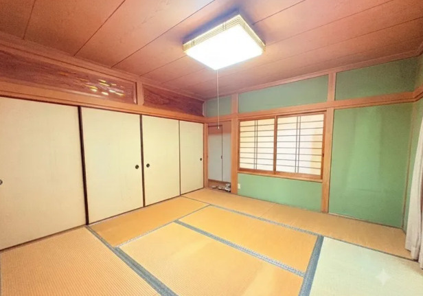 ☆選べる家具プレゼント☆西石井2丁目　５DK　中古戸建の和室|6畳以上の広さがある温もりあふれる和室。畳の心地よい香りを感じながら素足でゆったり寛ぐことができ、布団を敷いて家族でぐっすり心地よい眠りにつけそう。