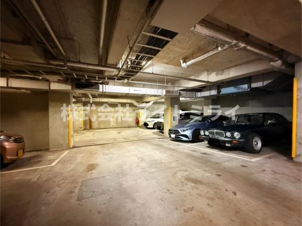 リエール若松町の駐車場