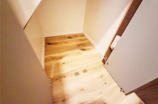 堺市西区太平寺の内装|1階廊下物入：日用品や掃除用品の収納に役立ちます。