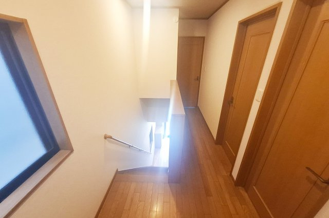 堺市中区新家町の内装|2階廊下：各居室へつながる2階廊下です。クロスを貼替えるなどリフォーム済み。