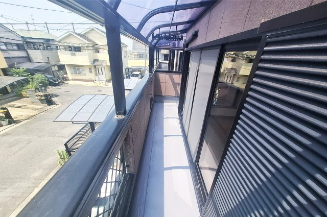 堺市中区新家町のバルコニー|バルコニー：洋室3から出入りが可能です。テラス屋根付き。