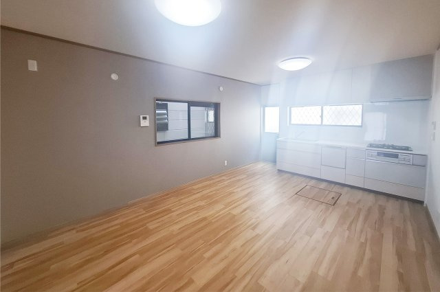 堺市中区新家町の居間・リビング|LDK：床フロアタイル上貼り、クロスを貼替えるなどリフォーム済み。