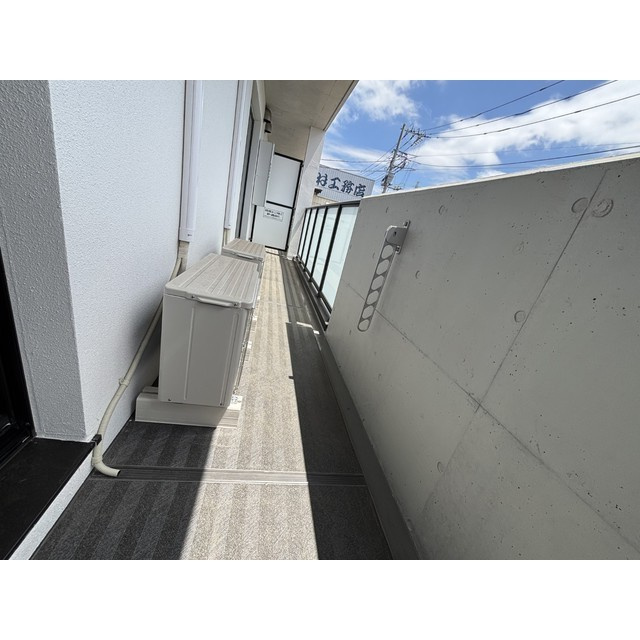 藤沢市石川5丁目アパートのバルコニー|外からの目が気にならないバルコニーで洗濯物が干せます