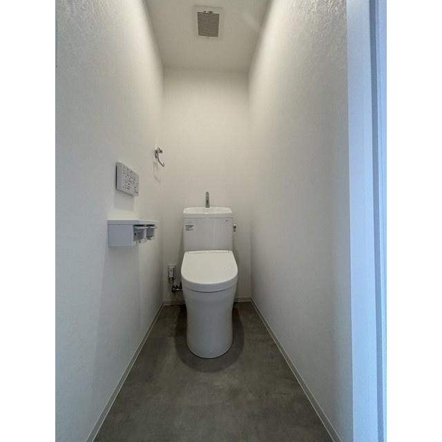 藤沢市石川5丁目アパートのトイレ|落ち着いた色調のトイレです