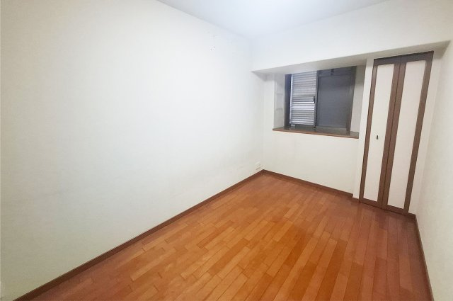 グレイスランドマーク堺・光明池の子供部屋|洋室2：壁一部クロス貼替え済み。室内を広く見せてくれる出窓付き。