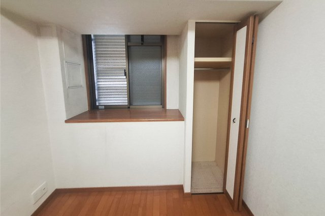 グレイスランドマーク堺・光明池の子供部屋|洋室2クローゼット：身の回りの物の収納に役立ちます。自分らしく飾れる出窓カウンター付き。