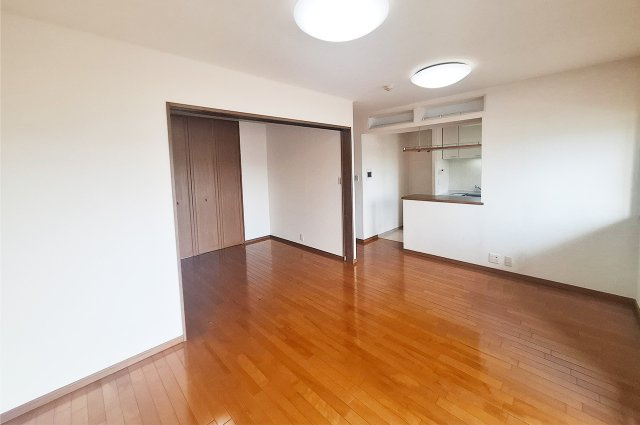 グレイスランドマーク堺・光明池の居間・リビング|LDK：壁一部クロス貼替えなど一部リフォーム済み。
