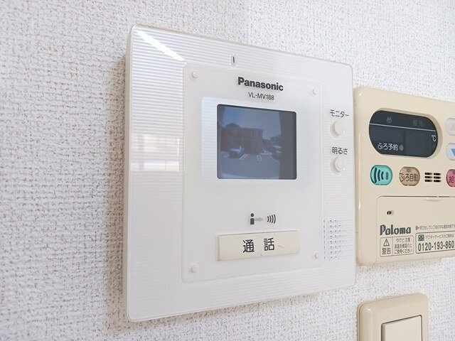 クリザンテーム　Ⅱの設備|モニター付きインターホンで来訪者を確認できます