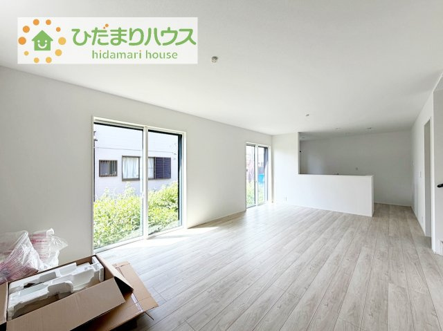 【居間・リビング】 | 取手市井野第1期　新築戸建　1号棟 | 南に面した大きな窓から差し込む光で日中は電気いらず♪