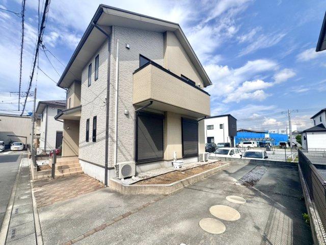 【中古戸建】熊谷市上之の外観|■外観｜車種により駐車3台可能！お買い物後もスムーズにお荷物を運べます♪