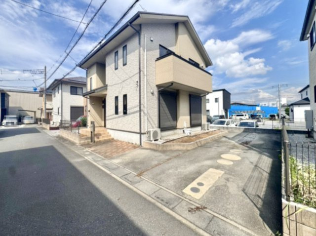【中古戸建】熊谷市上之の外観|■外観｜前面道路が広く見渡しが良いため、車の出入りやすれ違いもスムーズで日々の運転も安心して行えます♪