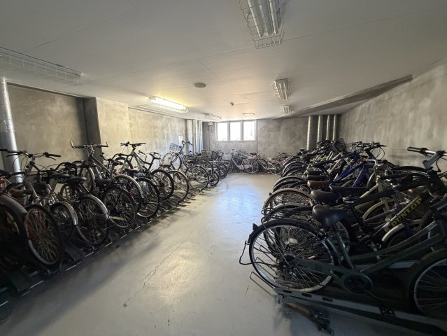 【駐輪場】雨風を防げる屋内型の駐輪スペースです。自転車を整然と収納できるラックが整備