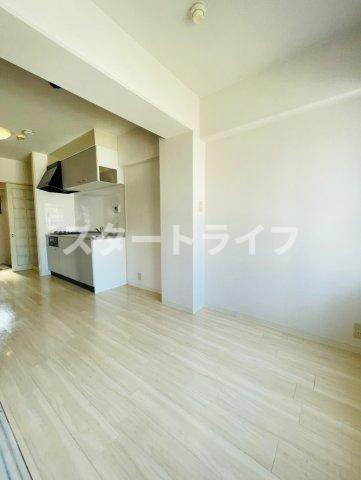 大阪市淀川区西三国１丁目の賃貸マンションの居間・リビング