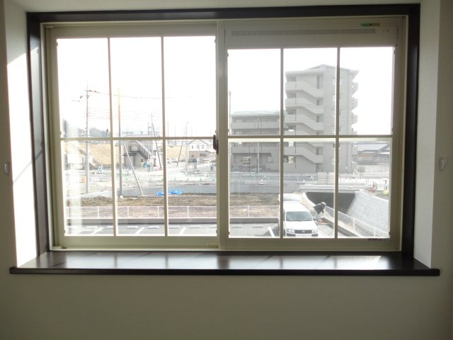 リバレインの内装|南側洋室窓