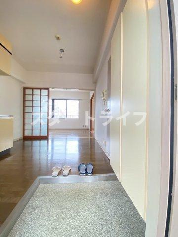 大阪市淀川区西三国１丁目の賃貸マンションの玄関