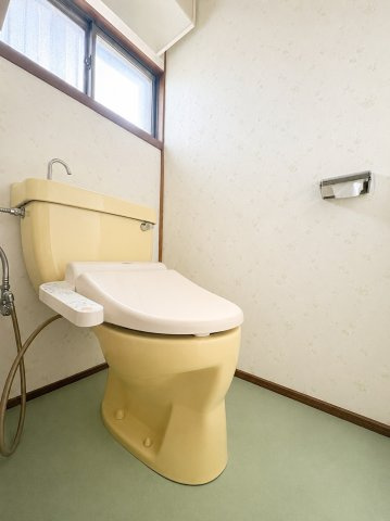【トイレ】 | ◆鶴見区生麦4丁目　中古戸建◆ | ◆清潔感のある白を基調とした落ち着ける空間。小窓をもうけていますので、こもりやすい空気の入れ替えも簡単に行えますね！※一部加工あり