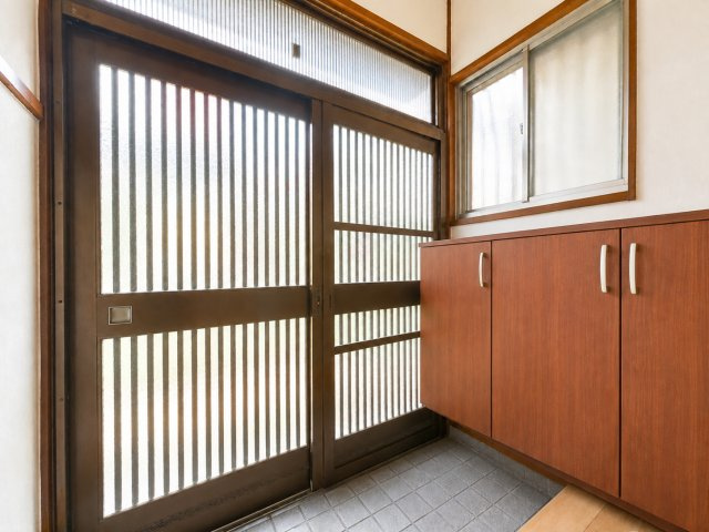 【玄関】 | ◆鶴見区生麦4丁目　中古戸建◆ | ◆明るい玄関です！散らかりやすい玄関もスッキリする大容量のシューズボックス付き。※一部加工あり