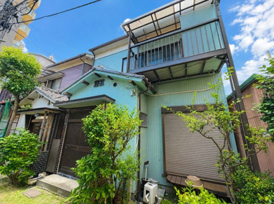 【外観】 | ◆鶴見区生麦4丁目　中古戸建◆ | ◆堂々たる趣ながら、主張し過ぎずどこか余裕を感じさせるシャープなフォルムで佇む邸宅は、晴天の空と照らし合わせる事で、本来あるべき完成形の姿を見せてくれます。