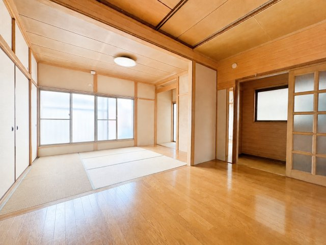 【洋室】 | ◆鶴見区生麦4丁目　中古戸建◆ | ◆室内はいつも明るい印象なので気持ちの良い朝を迎えられます。各部屋にはクローゼットを完備しており、収納が多いお家はすっきりして快適空間です。※一部加工あり