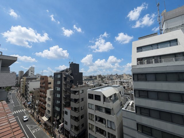サンハイツ高田馬場の展望|大きな空に包まれて、太陽の光をたっぷりと浴びながら過ごす毎日は、自然と家族の笑顔で溢れます。

現地ご見学希望・資料請求などお気軽にお問い合わせ下さい！
03-5990-5201
