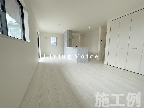 【居間・リビング】 | 【仲介手数料０円】厚木市毛利台1丁目　新築一戸建て | 厚木市毛利台1丁目　新築一戸建て