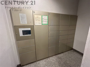 宅配ボックスは荷物の受け取りや配達が便利で安全です。不在時でも荷物が確保され、盗難や損傷のリスクが減少。受け取り時間の柔軟性が向上。外出先からでも荷物の受け取りや預けが可能となります。