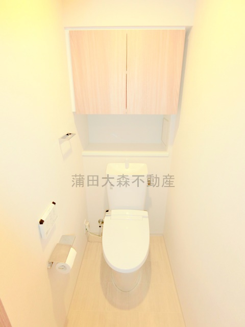 フレンシア蒲田のトイレ|棚収納と温水洗浄便座付きトイレ