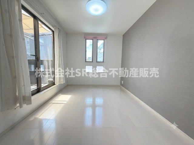 寿町3丁目中古戸建の洋室|2F・洋室7帖。2面採光の明るいお部屋です！（※室内画像は加工により家具等を消しています。）