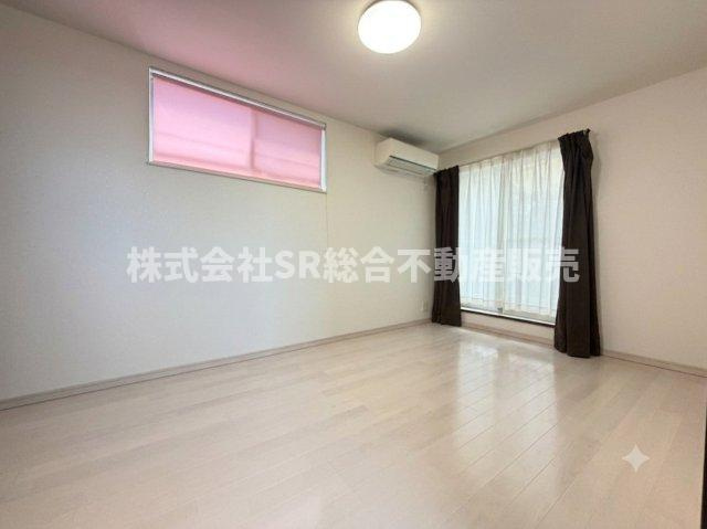 寿町3丁目中古戸建の寝室|2F・洋室7.5帖。落ち着いた雰囲気があり寝室にいかがでしょうか。（※室内画像は加工により家具等を消しています。）