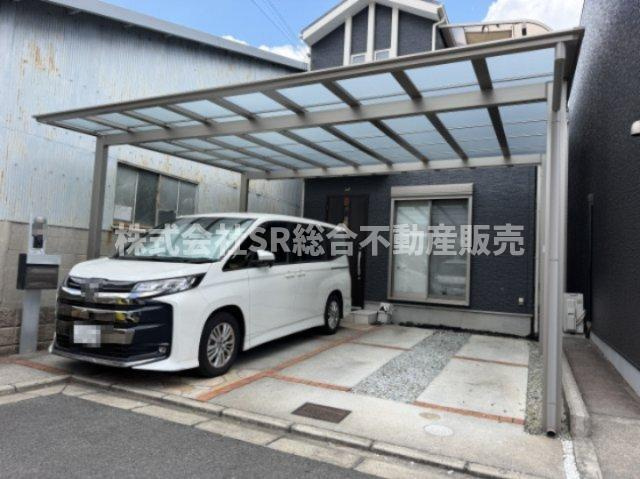 寿町3丁目中古戸建の駐車場|駐車スペースは大型車2台駐車可能♪2台ともカーポート付きで雨に濡れずにお家と出入りできるので、雨の日に便利です！