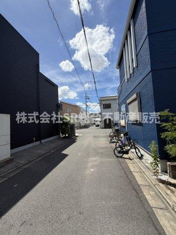 寿町3丁目中古戸建の前面道路含む現地写真|隣が工場ですが、音・臭いの問題がないので、気にならずに生活できます！