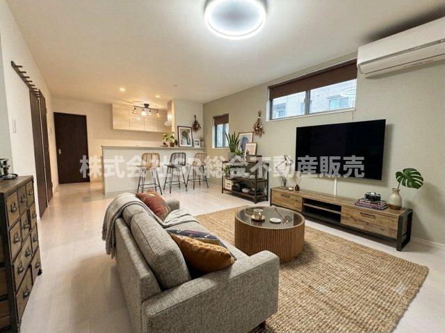 寿町3丁目中古戸建の居間・リビング|リビングは広々16帖♪ご家族とゆったりとお過ごしいただける空間です！隣に和室があり、客間としても使えます！（家具はCGによるイメージです。）