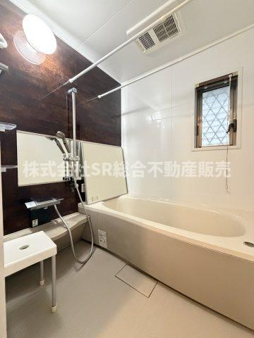 寿町3丁目中古戸建の浴室|足を伸ばしてゆったりと浸かれる浴槽です！