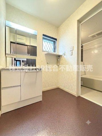 寿町3丁目中古戸建の脱衣所|室内洗濯機置場、3面鏡シャワー付き独立洗面台があり清潔感のある脱衣場です！（※室内画像は加工により家具等を消しています。）