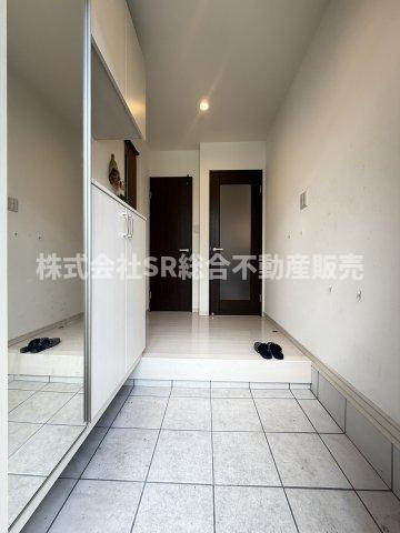 寿町3丁目中古戸建の玄関|姿見付のシューズボックスがあるので、出かける前の身だしなみがチェックできます！