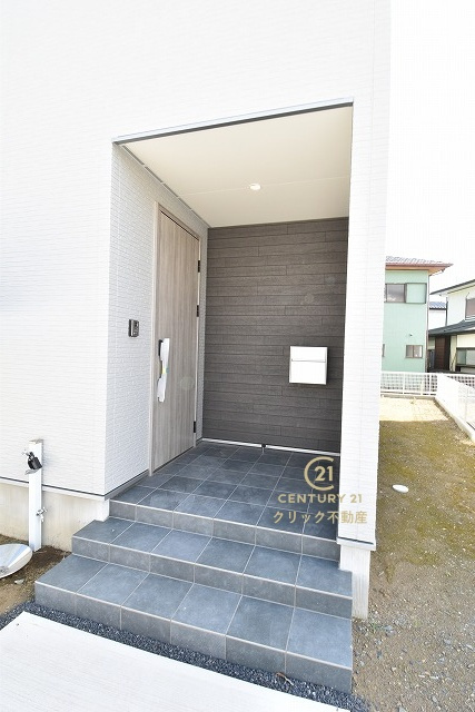 ジュン・ホーム　 日立市東金沢町　1丁目　2の玄関|玄関周りも洗練されたデザインです。機能的な郵便受けも設置しております。