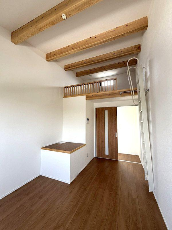 LOFT SOLALA　A棟の居間・リビング|こちらのリビングで趣味の時間をお楽しみください