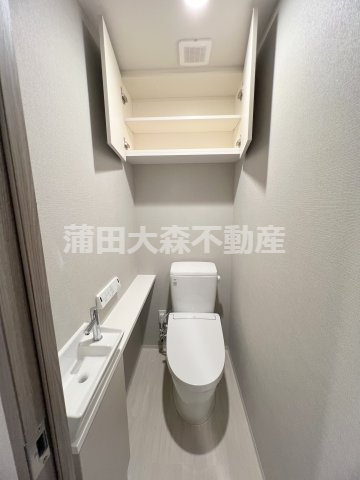 シーズンフラッツ大森ブライトのトイレ|吊戸棚と手洗い、温水洗浄便座付きのトイレ