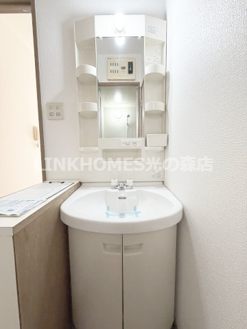 合志市幾久富のアパートの洗面所|コンパクトで使いやすい洗面所