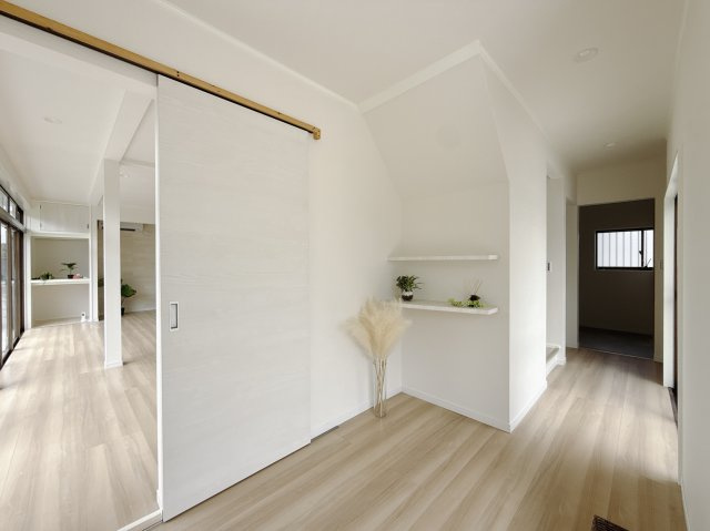 【中古戸建】足利市大前町のその他共用部分|■玄関ホール｜「玄関から、我が家を心地よく。自然の風や光を感じられる気持ちのいい玄関へ。」永く居心地のいい暮らしを演出する快適性能と安心を両立♪