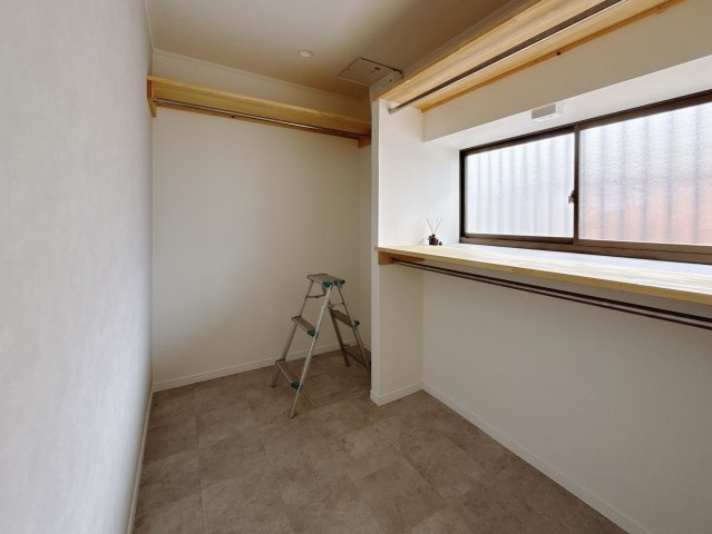 【中古戸建】足利市大前町のランドリースペース|■ランドリースペース｜洗濯から収納までの動線がラクラク！独立したランドリースペースは生活感も隠すことができます♪