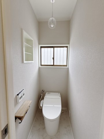【中古戸建】足利市大前町のトイレ|■トイレ｜白を基調とした清潔感溢れるトイレになっています。トイレには窓がついていますので常に換気をすることができ清潔を保てます♪
