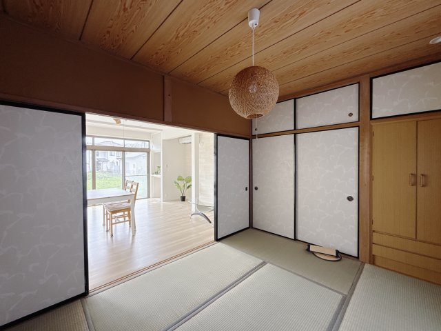 【中古戸建】足利市大前町の和室|■和室｜「続き間の和室」は、戸を開ければ大空間、閉じれば個室として活用できるのでお子様の遊び場や客間としても便利です♪