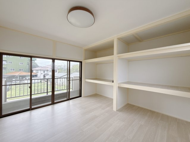 【中古戸建】足利市大前町の洋室|■洋室｜ダブルベッドを置いても充分な広さを2Ｆのお部屋に設けております。お子様と家族みんなで寝るのも夢じゃありません♪窓からは光が差し込むので日中でも明るいお部屋です。