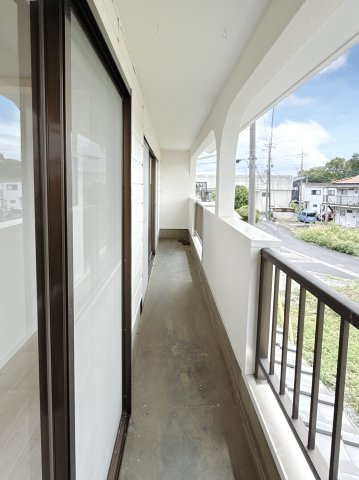 【中古戸建】足利市大前町のバルコニー|■バルコニー｜バルコニーから入る日差しは暖かく、爽快な朝の目覚めを促してくれます♪洗濯物やお布団を干して太陽の香りを吸い込んだお布団で夜はおやすみください。